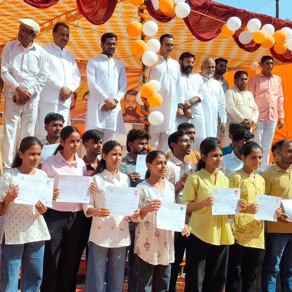 विद्यार्थियों को मिली 12.82 लाख की छात्रवृत्ति:अमरोहा में बांटे गए कंप्यूटर प्रशिक्षण के प्रमाण पत्र