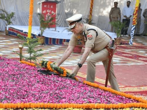 प्राणों को न्योछावर करने वाले शहीदों को दी श्रद्धांजलि:पुलिस स्मृति दिवस पर प्रयागराज चतुर्थ वाहिनी पीएसी में अफसरों ने किया नमन