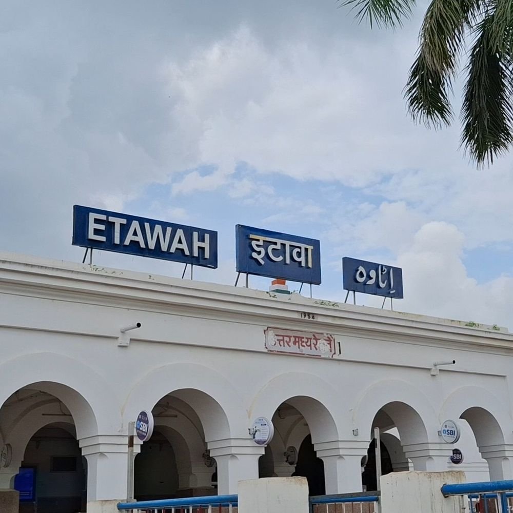इटावा में 1,243 ट्रेन यात्रियों पर कार्रवाई:टिकट चेकिंग अभियान चलाकर रेलवे ने 10 लाख से ज्यादा जुर्माना वसूला