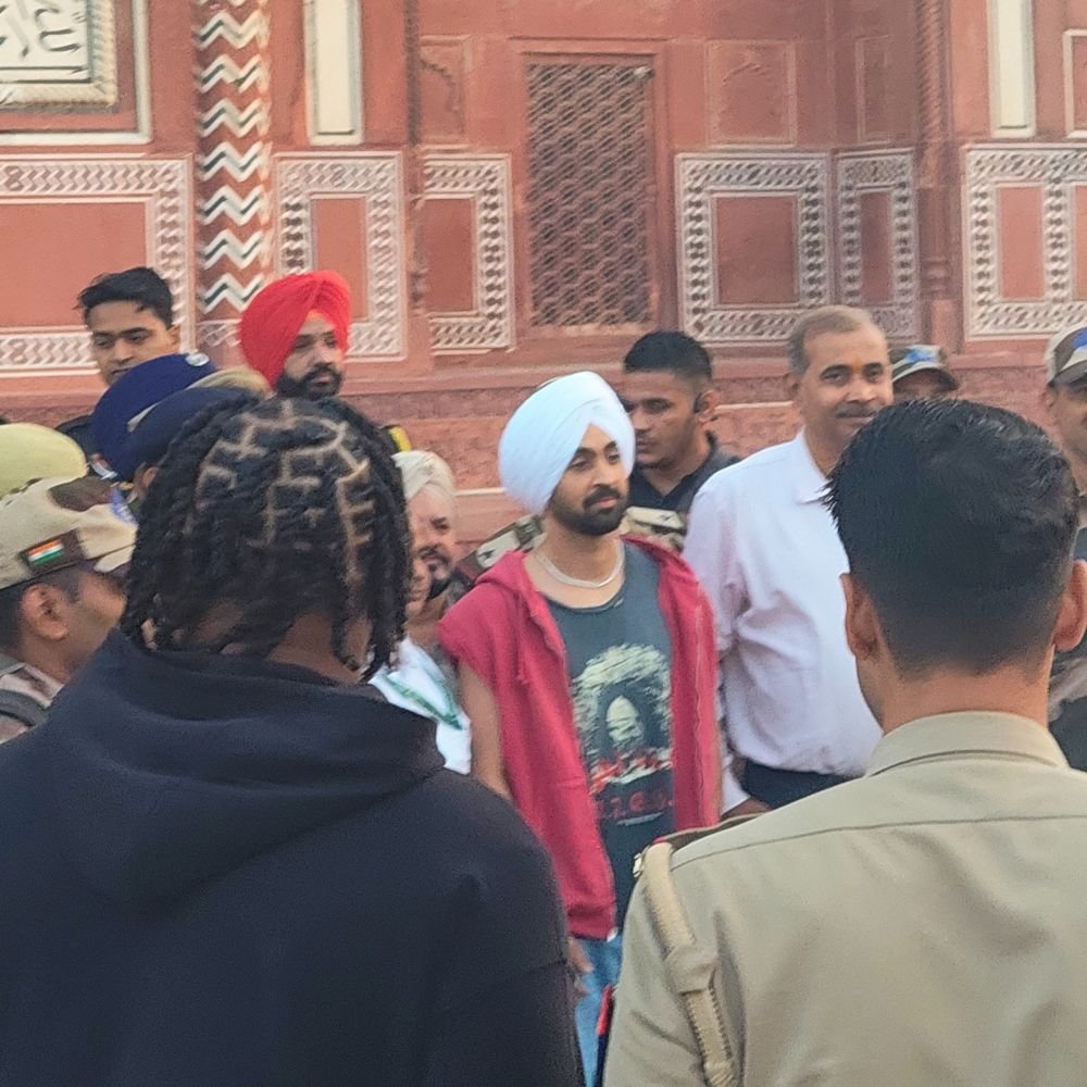 ताजमहल पहुंचे पंजाबी सिंगर दिलजीत दोसांझ:कड़ी सुरक्षा के बीच किया दीदार, ताज संग कराया फोटो शूट