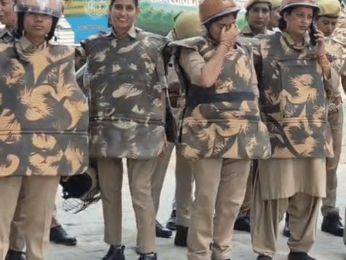 प्रयागराज में प्रदर्शन से पहले भारी पुलिस फोर्स तैनात:ड्रोन से निगरानी, मुख्य चुनाव आयुक्त ज्ञानेश कुमार के इस्तीफे की मांग को लेकर प्रदर्शन