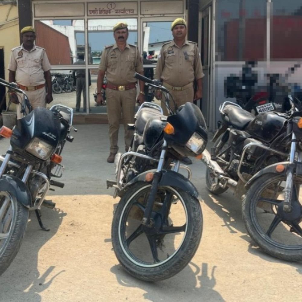 तीन बाल अपचारी चोरी की 3 बाइक के साथ गिरफ्तार:मुगलसराय स्टैंड से चुराई थीं हीरो स्प्लेंडर प्लस, सस्ते में बेचने की फिराक में थे