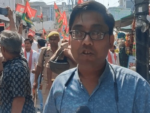 कासगंज में सपा कार्यकर्ताओं का प्रदर्शन:चुनाव आयोग के खिलाफ नारेबाजी कर अंबेडकर पार्क तक मार्च निकाला