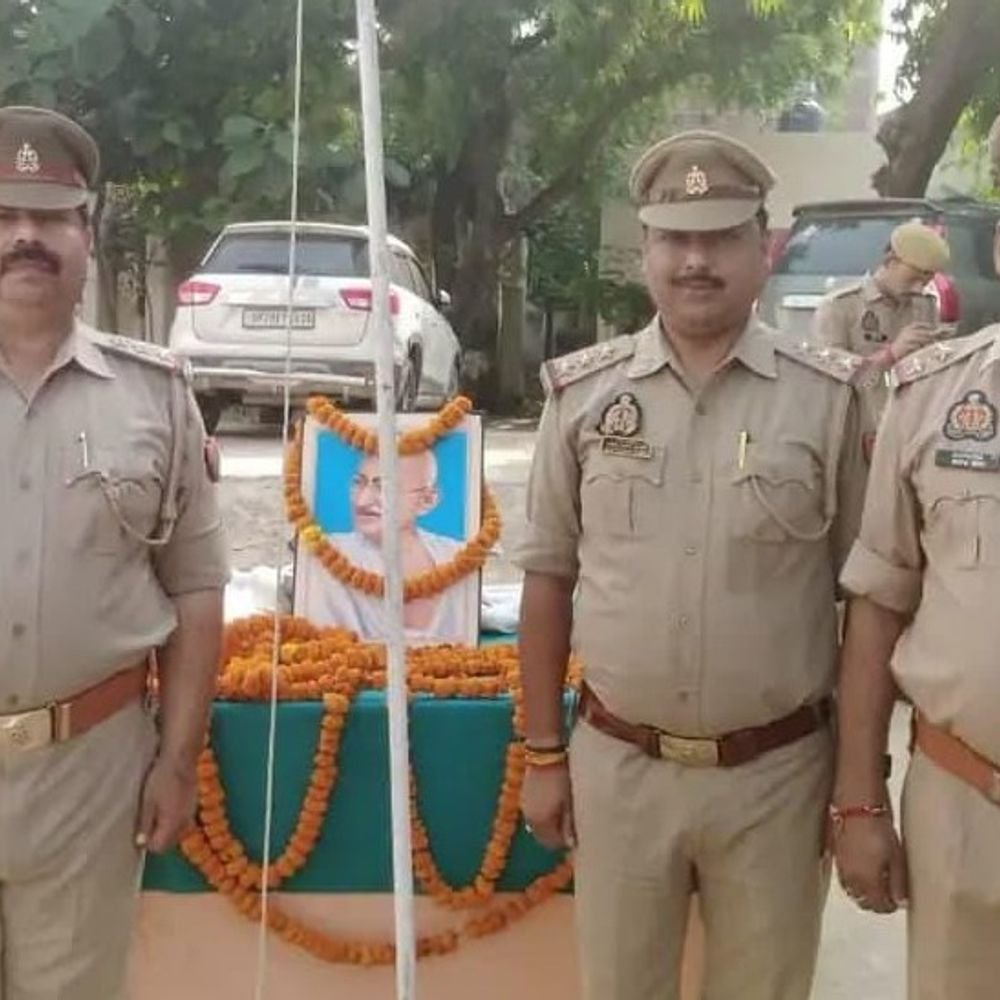 चंदौली में गांधी-शास्त्री जयंती पर जगह-जगह कार्यक्रम:धानापुर थाने में गांधीजी की तस्वीर पर चढ़ाए फूल; बच्चों की सुरक्षा पर निकली जागरूकता रैली