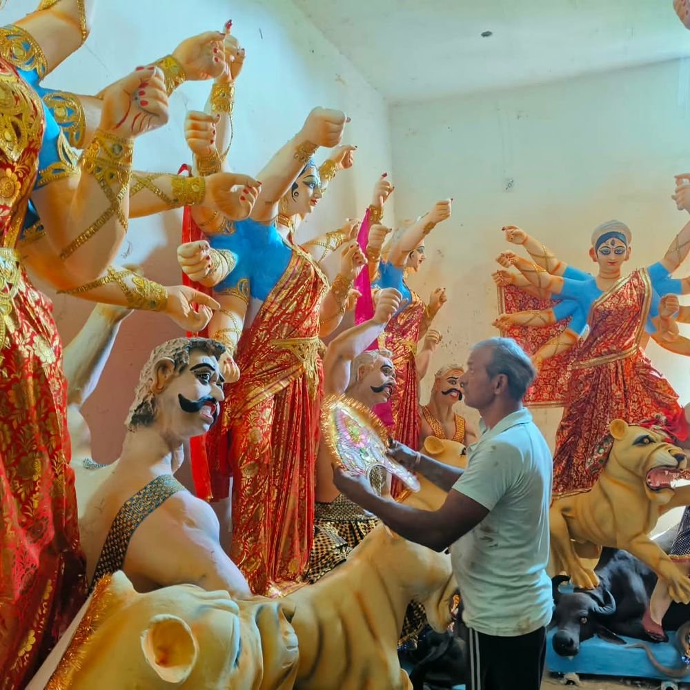 सोनभद्र में नवरात्र से पहले मूर्तिकारों की रफ्तार तेज:मां दुर्गा की प्रतिमाओं को दे रहे अंतिम रूप; महंगाई से बढ़ी लागत