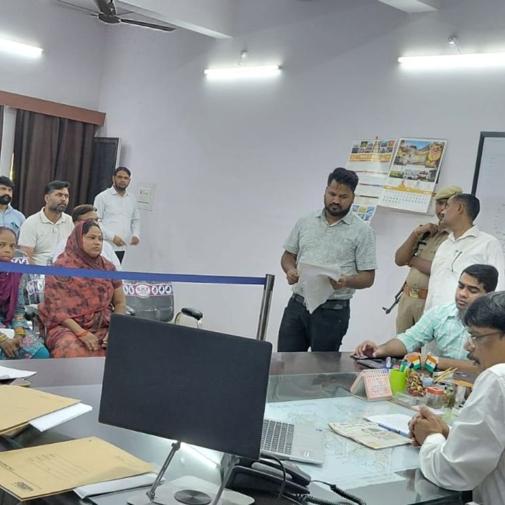 डीएम ने विधवा महिला के बच्चों को दिया सहारा:हाथरस में मुख्यमंत्री बाल सेवा योजना का लाभ दिलाने के निर्देश