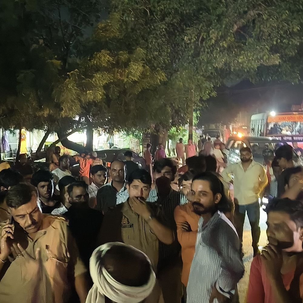 बिजली न मिलने पर हाईवे पर उतरे लोग:टूटा पोल सड़क पर रखकर किया प्रदर्शन, हाईवे पर एक घंटे तक लगा जाम
