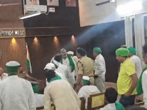 किसान के नुकसान पर मुस्कुराए डीएम, एसएसपी:गुस्से में भाकियू जिलाध्यक्ष अनुराग चौधरी बोले- 80 कुंतल सरसों खराब हो गई उस पर हंस रहे हैं