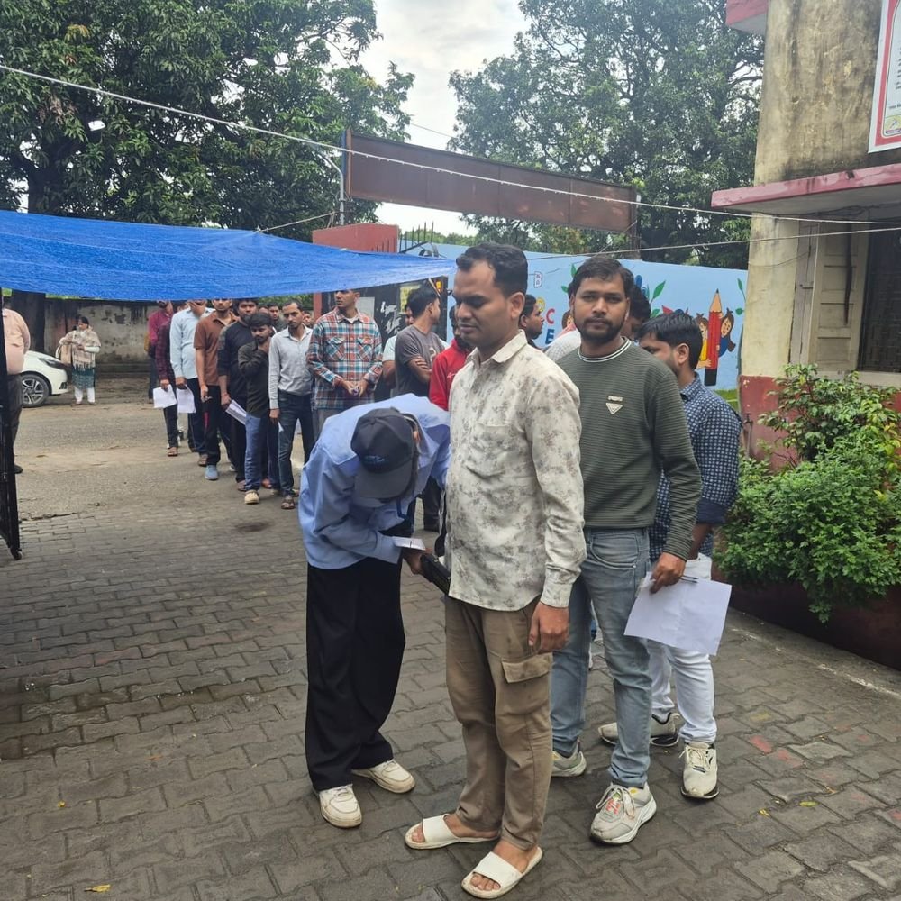 मुरादाबाद में बारिश के बीच 52 केंद्रों पर पीईटी परीक्षा:पहली पाली में 23,352 अभ्यर्थी देंगे एग्जाम, प्रवेश से पहले हुई सघन जांच