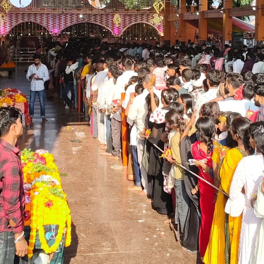 नवरात्र के पहले दिन मांलेहड़ादेवी मंदिर में उमड़ी भीड़:पांडवों की आराधना से जुड़ी मान्यता, यूपी-बिहार और नेपाल से भी आते हैं भक्त