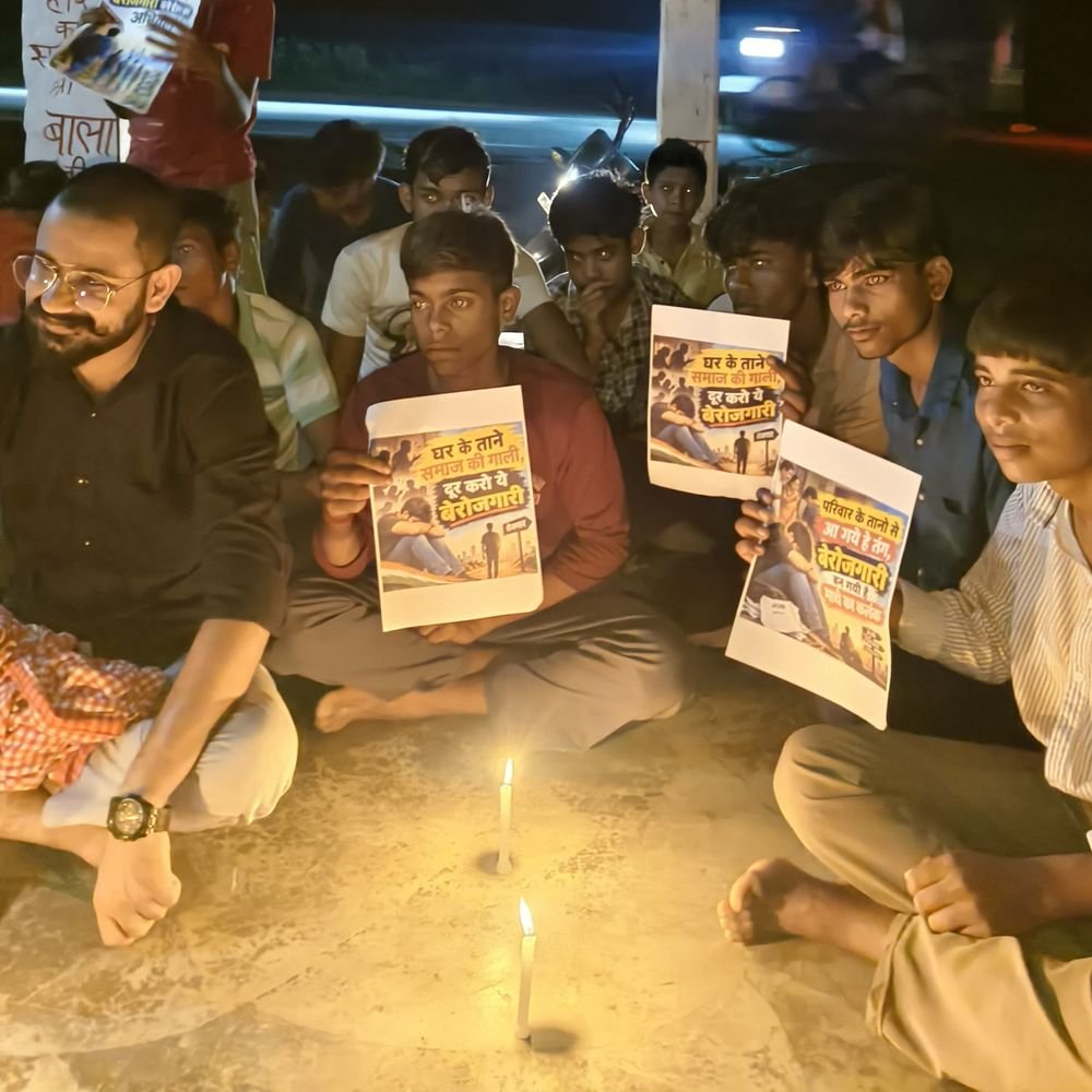 गोंडा में बेरोजगारी के खिलाफ युवाओं का घर छोड़ो सत्याग्रह:डिग्रियां हाथ में लेकर सड़कों पर बैठे, बोले- रोजगार का ठोस समाधान होने तक नहीं लौटेंगे