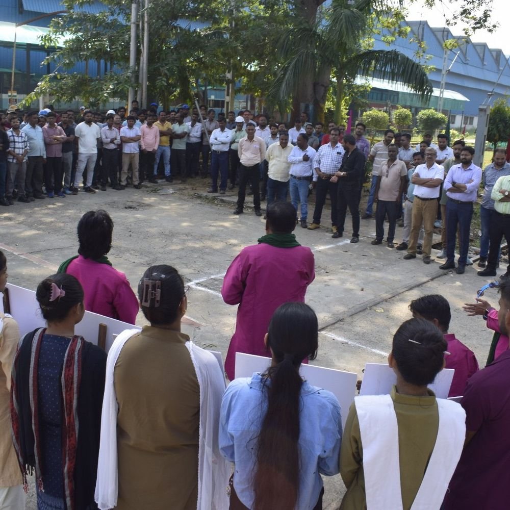 यांत्रिक कारखाने में स्वच्छता अभियान:अधिकारियों और कर्मचारियों ने किया श्रमदान, परिसर में लगाए पौधे