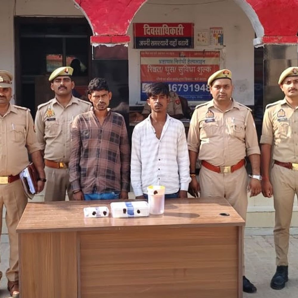 गोंडा में घर से चोरी करने वाले दो आरोपी गिरफ्तार:आरोपियों के पास से 5,464 रुपए व सोने-चांदी के जेवरात बरामद