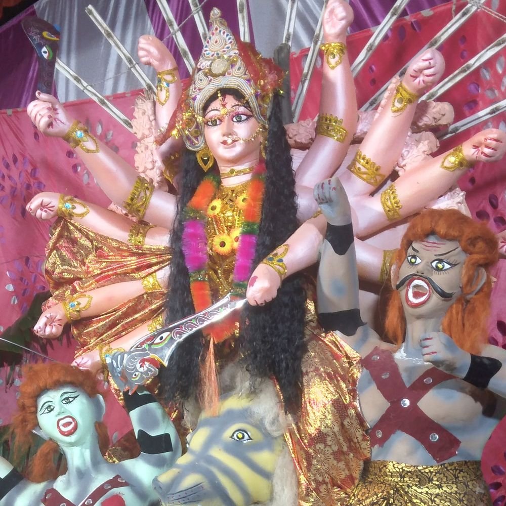 नवरात्रि पर भक्तों में उत्साह:हुसैनपुर के इमलिहा बाबा देवस्थान पर स्थापित हुई मां दुर्गा की मूर्ति