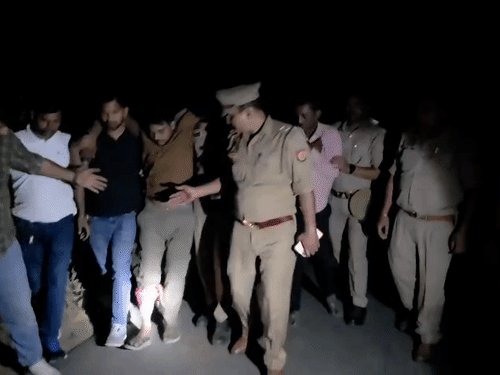 झांसी में चोरी करने वाले सगे भाई मुठभेड़ में गिरफ्तार:एक के पैर में गोली लगी, दिन में ऑटो चलाकर रैकी करते थे, रात में उड़ाते थे माल