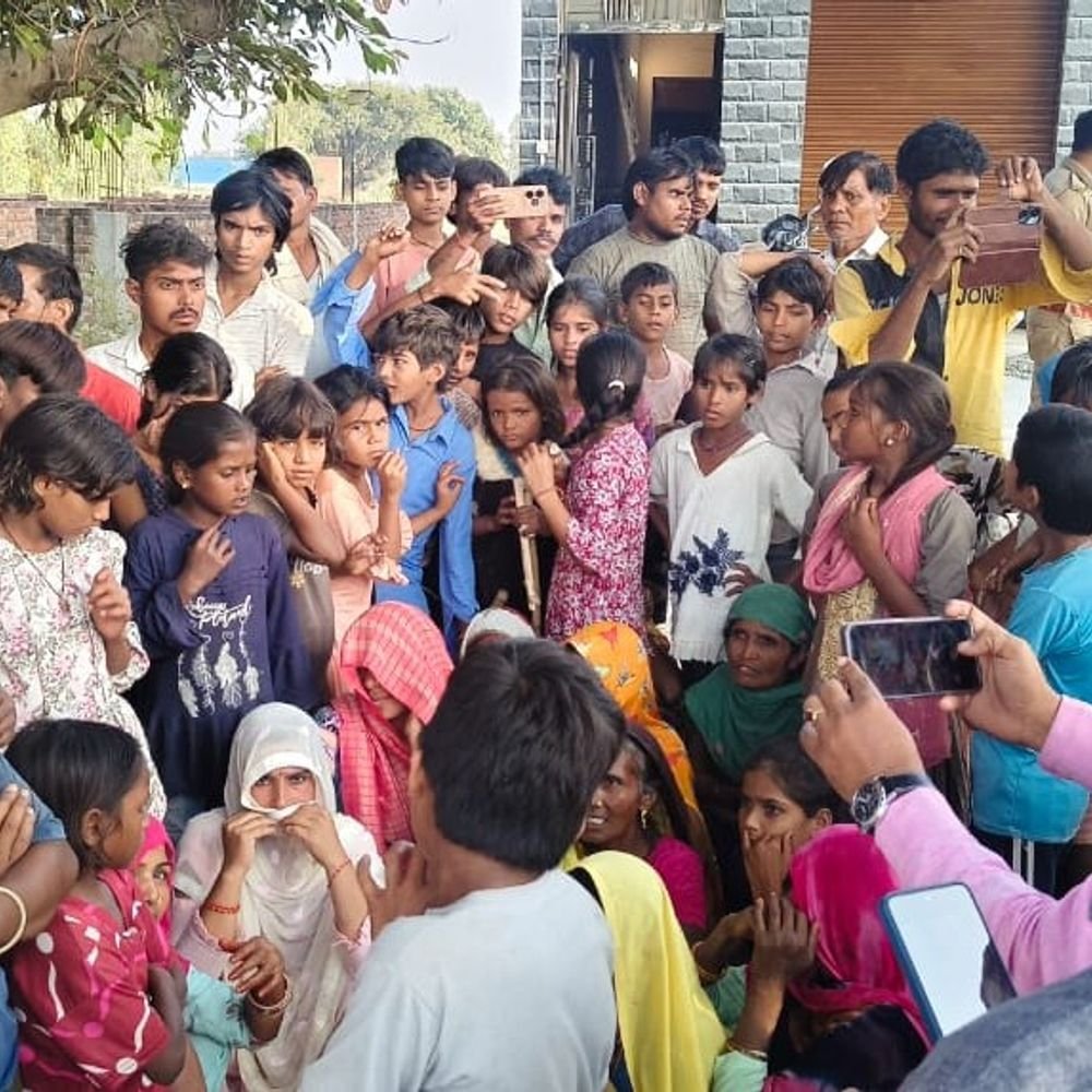 महिलाओं ने शराब के ठेके हटाने की मांग की:बदायूं के ओरछी चौराहे पर बच्चों के साथ पहुंचीं; पुलिस ने डेढ़ घंटे तक समझाया