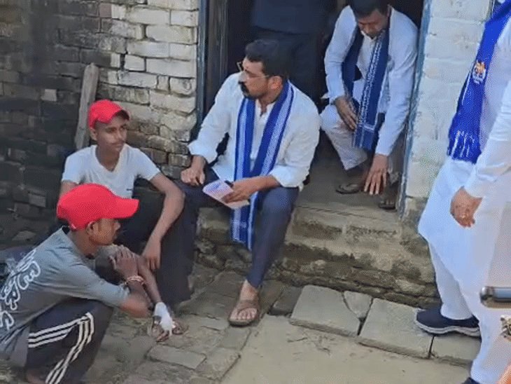 दंपती की मौत के 17 दिन बाद गांव पहुंचे चंद्रशेखर:जमीन पर बैठे, पीड़ित परिवार से मिले; बोले- निर्दोष जेल न जाए, दोषी बचना नहीं चाहिए
