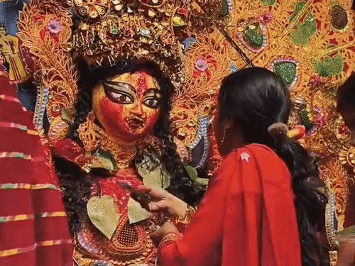 ढाक की थाप- बंगाली धुन पर थिरकीं महिलाएं, VIDEO:गोरखपुर में सुहागिनों ने सिंदूर खेला रस्म किया, नम आंखों से मां दुर्गा को दी विदाई
