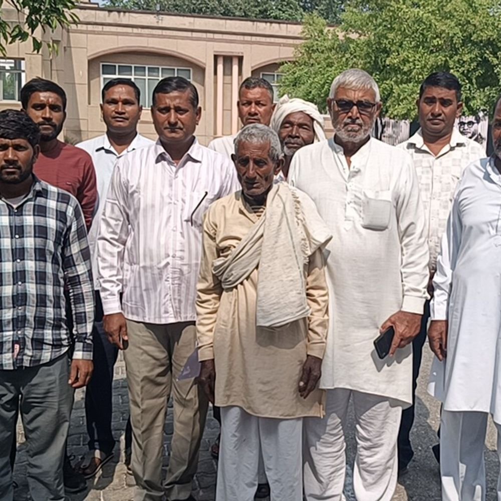 बागपत के कर्म अलीपुर में फैली गंदगी:गांव में तालाब का पानी फैलने से फैली गंदगी, बीमारियों का खतरा बढ़ा