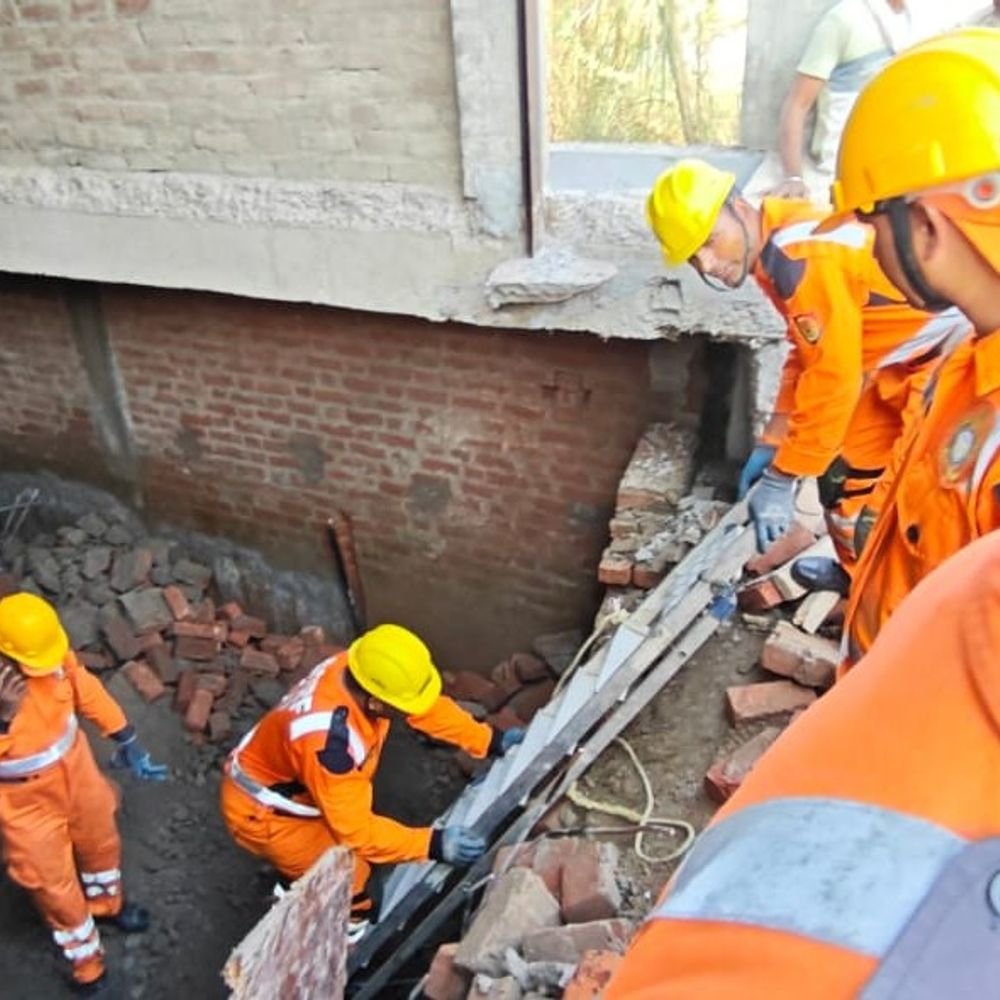बेसमेंट की शटरिंग खोलते समय स्लैब गिरा:उन्नाव में 2 मजदूरों की मौत, 1 घायल; SDRF ने चलाया रेस्क्यू ऑपरेशन