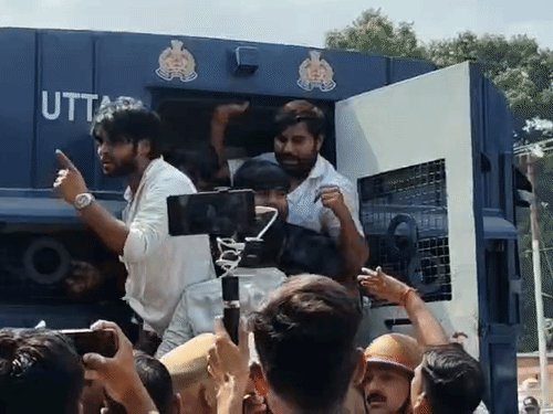 प्रयागराज में मुख्य चुनाव आयुक्त के खिलाफ मार्च रोका:पुलिस ने कई छात्रों को हिरासत में लिया, SIR रद्द करने को लेकर सड़क पर उतरे थे प्रदर्शनकारी