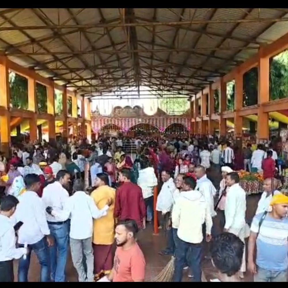 लेहड़ा देवी मंदिर पहुंचे DM, सुरक्षा व्यवस्था का लिया जायजा:नवरात्र पर भारत-नेपाल से पहुंच रहे श्रद्धालु, भीड़ प्रबंधन के निर्देश