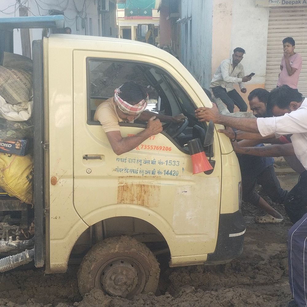 ललितपुर में कचड़ा गाड़ी गड्ढे में फंसी:पेयजल पाइप लाइन के लिए खोदी गई थी सड़क, 45 मिनट तक रास्ता बंद रहा