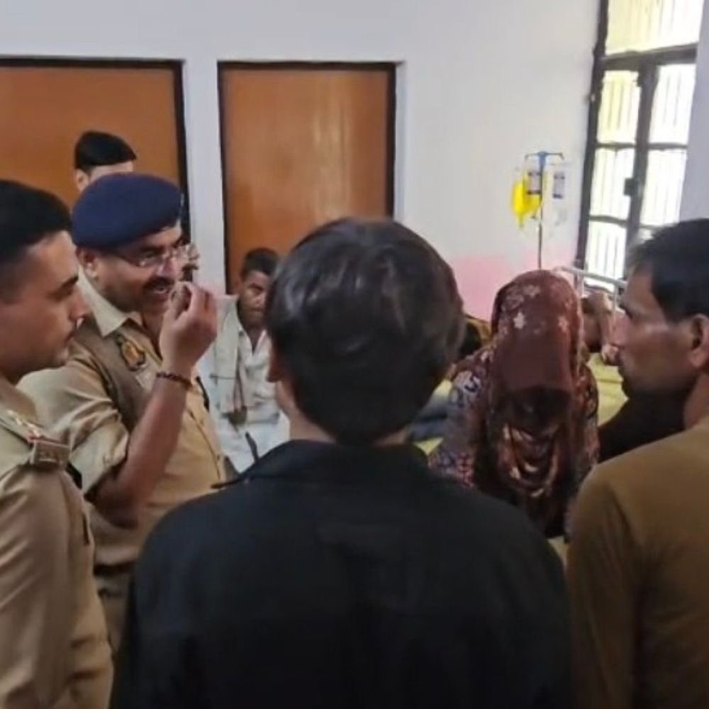 संभल में करंट से युवती सहित चार झुलसे:मकान निर्माण के दौरान हाईटेंशन लाइन से सरिया छूने से हादसा हुआ, CO-SO सीएचसी पहुंचे