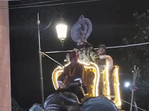 प्रयागराज में निकली रावण की शोभायात्रा:ननिहाल में हाथी पर चांदी सिंहासन पर विराजे दशानन