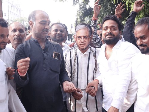 कांग्रेस ने 'ज्ञानेश कुमार' को जंजीरों में जकड़ा:INDIA गठबंधन ने ब्लैक डे मनाते हुए वोट बचाओ-देश बचाओ के लगाए नारे