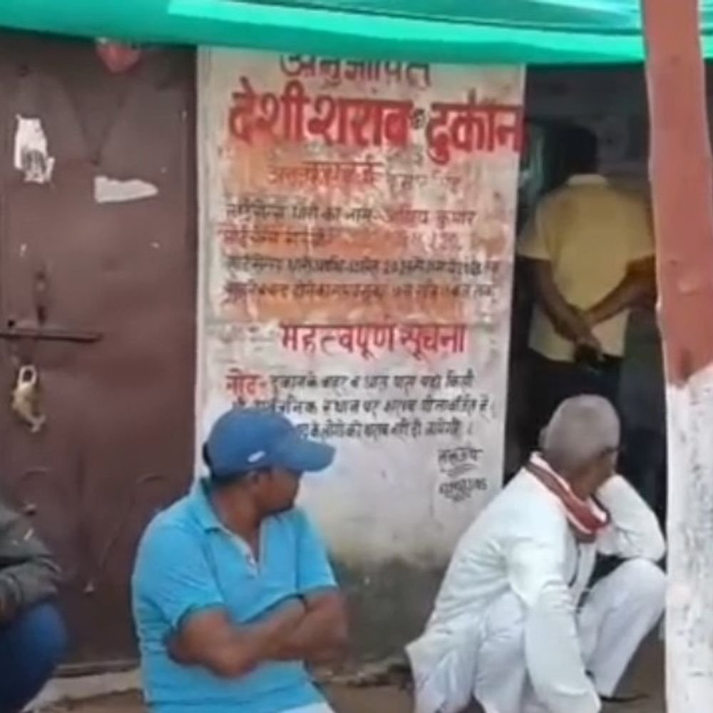 फतेहपुर में ईंट-पत्थरों से कुचलकर शराब ठेका सेल्समैन की हत्या:ठेके के बरामदे में अज्ञात हमलावरों ने सोते समय मार डाला रहा, मामले की जांच शुरू