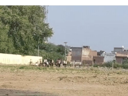 आगरा में रास्ते का विवाद, पार्षद का विधायक पर आरोप:वार्ड 5 का मामला, पार्षद ने दिया धरना; मोहल्ले के लोग दो गुटों में बंटे