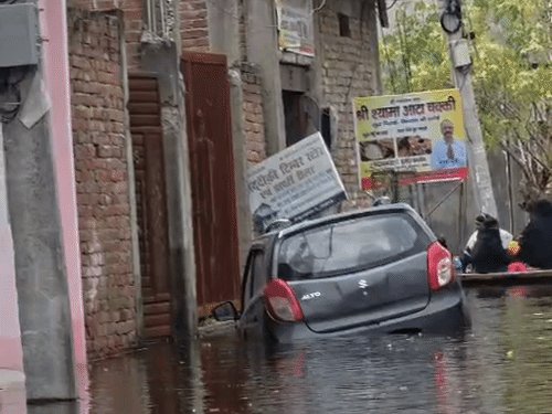 लखनऊ में सड़कों पर नाव चल रही, गाड़ियां उतरा रहीं:लोग अपना घर छोड़ किराये पर रह रहे, जमीन से फव्वारे निकले
