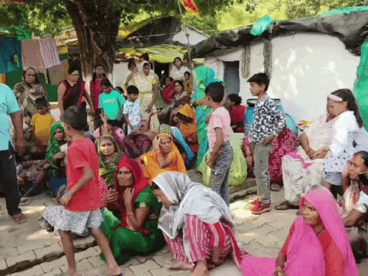 झांसी में चार पीढ़ी बाद 40 परिवारों को बेदखली नोटिस:गणेश मढ़िया के परिवारों को मिला है मकान खाली करने का अल्टीमेटम