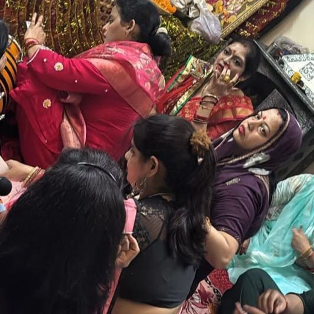 उत्सव होम सोसायटी में नवरात्रि पर कीर्तन:कन्या को मां देवी बनाकर सोसायटी में हुआ कीर्तन