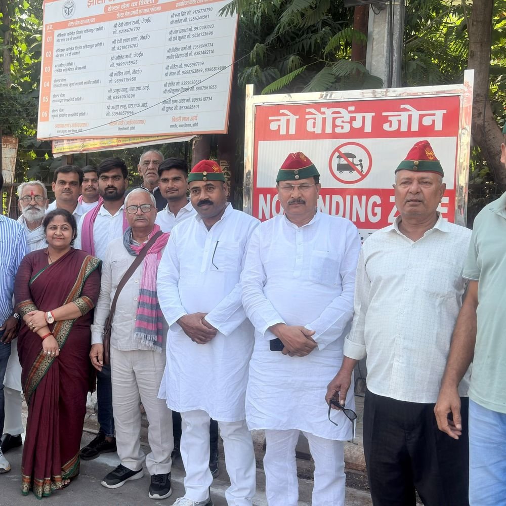 काउंटिंग के लिए प्रयागराज से झांसी पहुंचे सपा-भाजपा के समर्थक:2.64 लाख वोटों की गिनती, देर शाम तक आएगा नतीजा