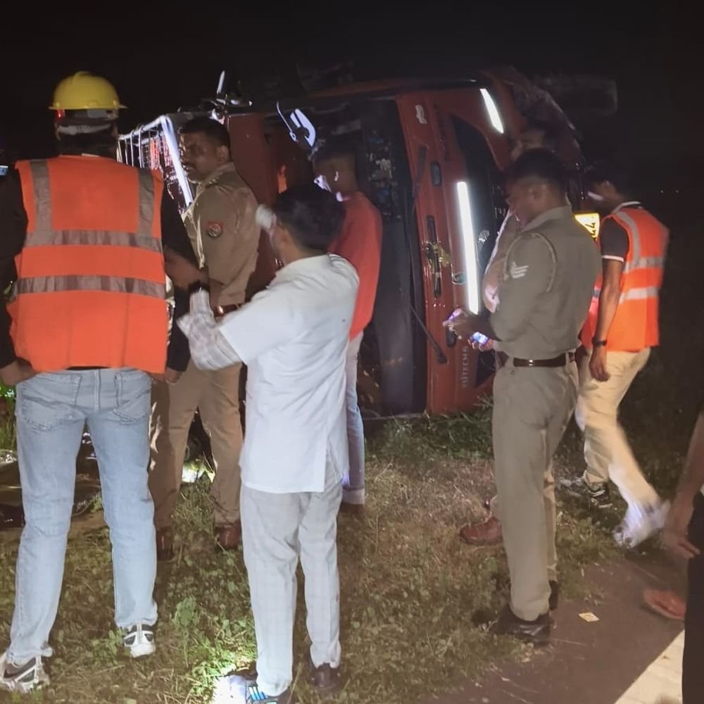 हापुड़ में गंगा एक्सप्रेसवे पर आलू से भरा कैंटर पलटा:ड्राइवर घायल, हेल्पर को मामूली चोट; सड़क पर बिखरे आलू