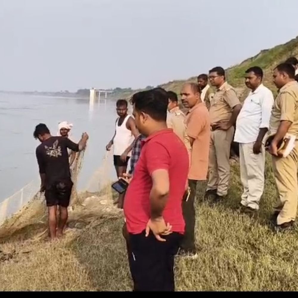 यमुना में डूबे किशोर का शव 40 घंटे बाद मिला:घटनास्थल से 6 किलोमीटर दूर बैरफ गांव के पास नदी किनारे मिला