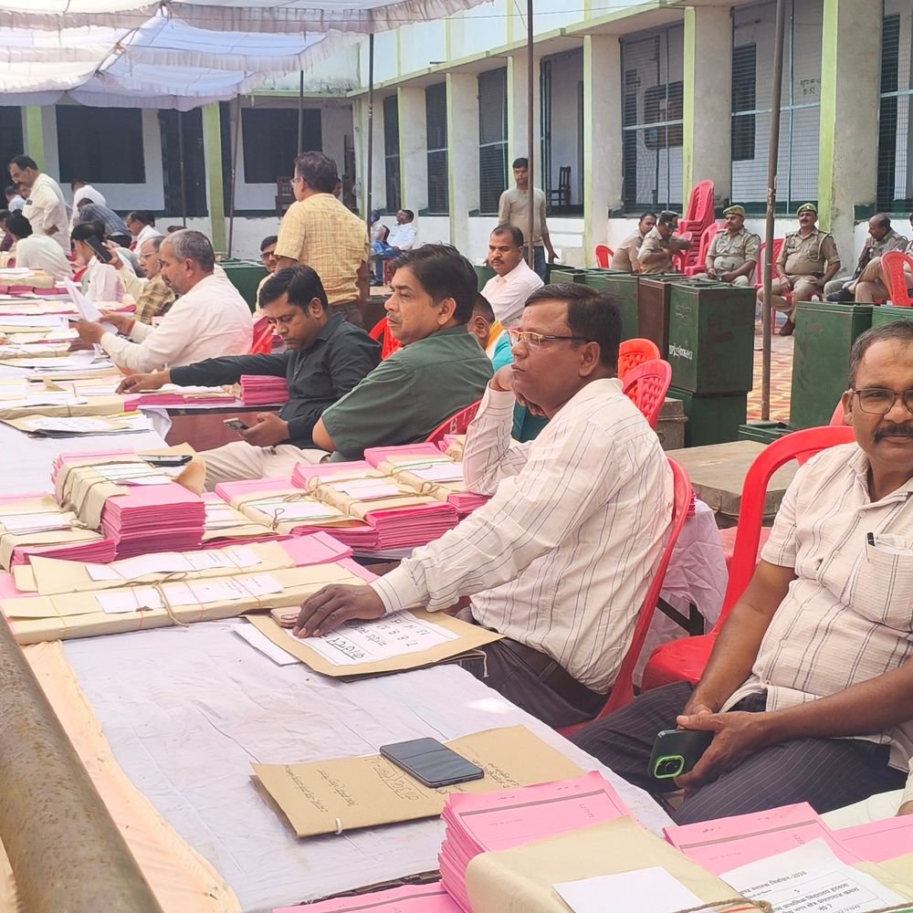 प्रयागराज में स्नातक एमएलसी चुनाव के लिए पोलिंग पार्टियां रवाना:23 अक्टूबर को 152 बूथों पर मतदान, 900 से अधिक कर्मियों की ड्यूटी