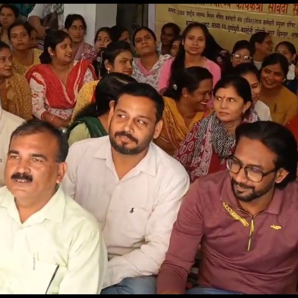 बिजनौर में NHM कर्मचारियों ने मांगों को लेकर प्रदर्शन किया:सीएमओ कार्यालय पर नारेबाजी कर ज्ञापन सौंपा