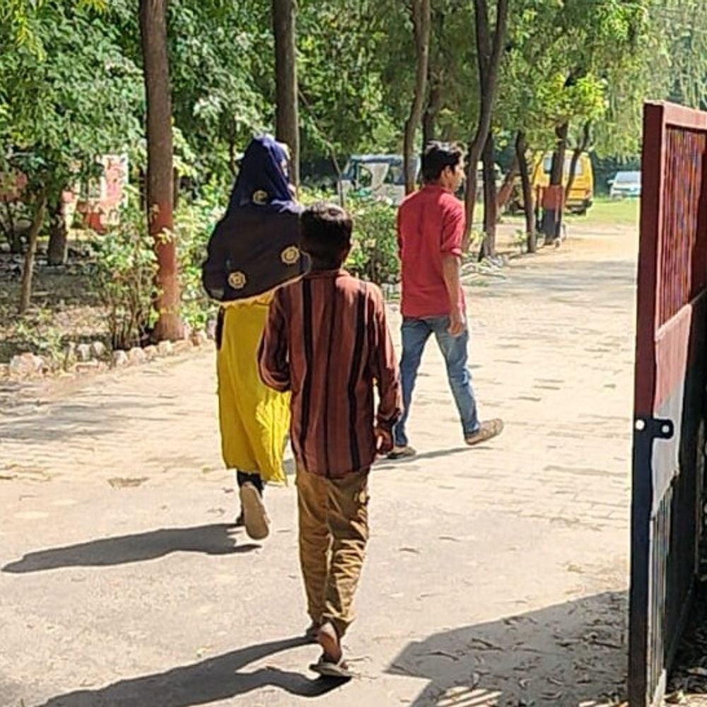 गोमती नदी किनारे युवती से छेड़खानी:विरोध करने पर कपड़े फाड़ने का आरोप, दो युवकों पर केस दर्ज