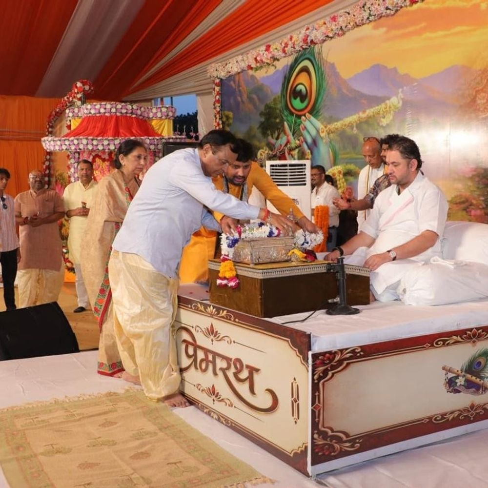 लखनऊ में पितृपक्ष पर भागवत कथा शुरू:पुंडरीक गोस्वामी महाराज के कथावाचन से मंत्रमुग्ध हुए भक्त, पहले दिन पहुंचे डिप्टी सीएम