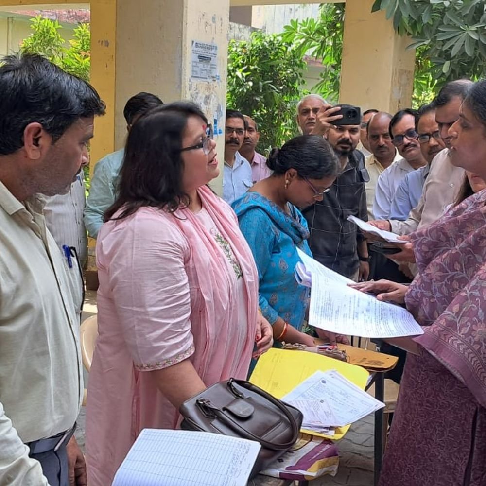 एटा मेंमतदाता सूची में गड़बड़ी मिली तो दोबारा जांच होगी:डीएम एम. अरुण मौली ने बूथों का दौरा कर दिए जरूरी निर्देश