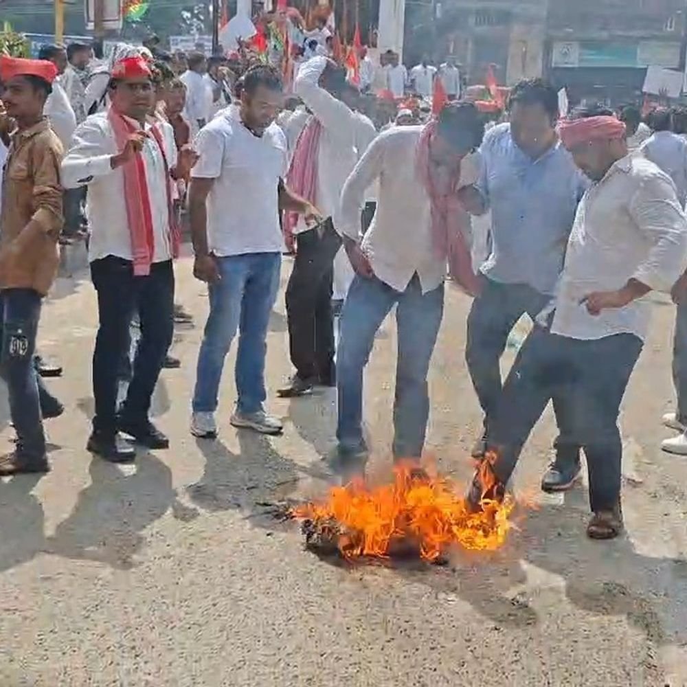 सपा ने मुख्य चुनाव आयुक्त ज्ञानेश कुमार का पुतला फूंका:अमरोहा में कार्यकर्ताओं ने वोट काटने का आरोप लगाया, पुलिस से हुई झड़प
