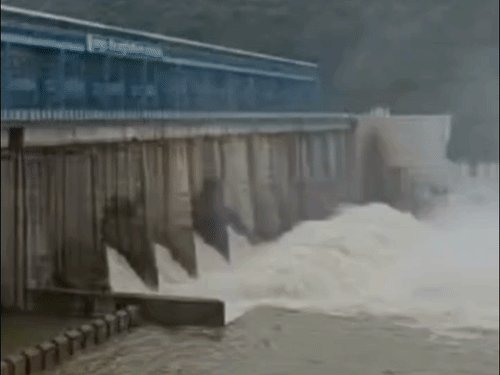 महोबा में लहचूरा बांध के 2 फाटक खोले:24 घंटे में धसान नदी में छोड़ा 7700 क्यूसेक पानी, 15 गांवों में अलर्ट