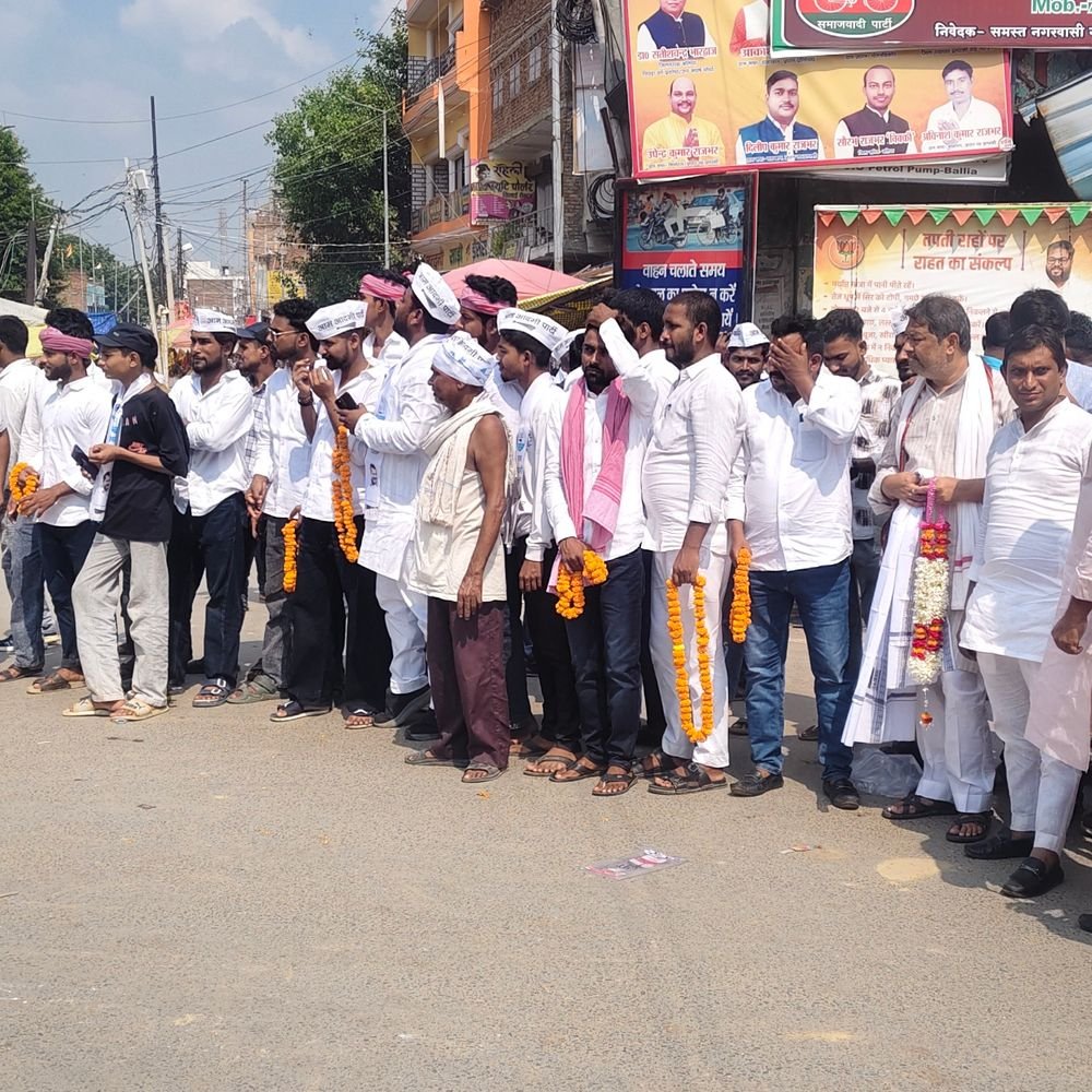 सिकंदरपुर में संजय सिंह का स्वागत:बस स्टैंड चौराहे पर कार्यकर्ताओं ने किया अभिनंदन