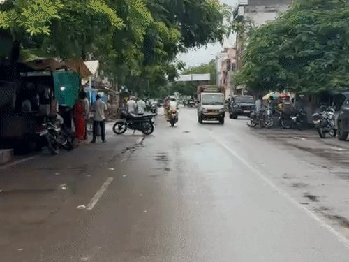 प्रयागराज में अर्नब का असर, सुबह से हो रही बूंदाबांदी:चल रही तेज ठंड हवाएं, अगले 24 घंटे का अलर्ट, आज स्कूल बंद