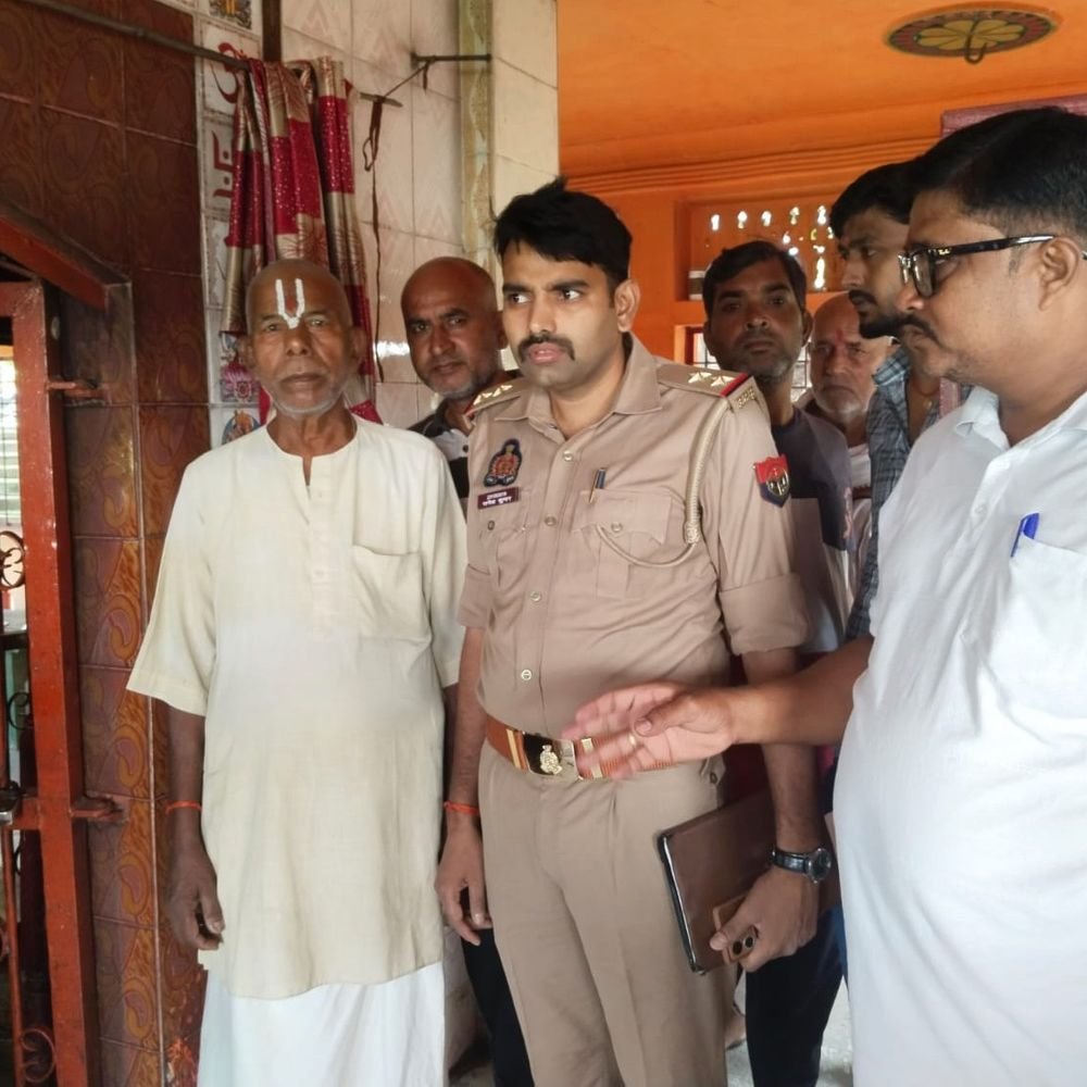 दुर्गा मंदिर से घंटा और दानपात्र चोरी:सेवरही के दुमही गांव में हुई घटना, पुजारी ने दी तहरीर; पुलिस जांच में जुटी
