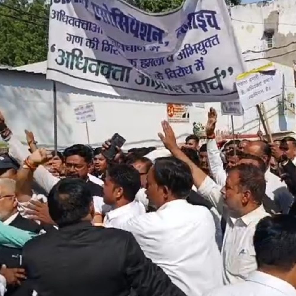 बहराइच में वकीलों ने काला दिवस मनाया:हमलावरों की गिरफ्तारी की मांग, आंदोलन की चेतावनी