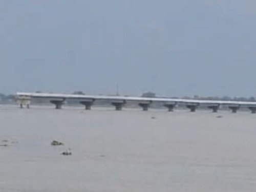 मऊ के दोहरीघाट में सरयू 70.65 मीटर पर पहुंची:खतरे के निशान से 75 सेंटीमीटर ऊपर, मुक्तिधाम के शवदाह स्थल भी डूबे